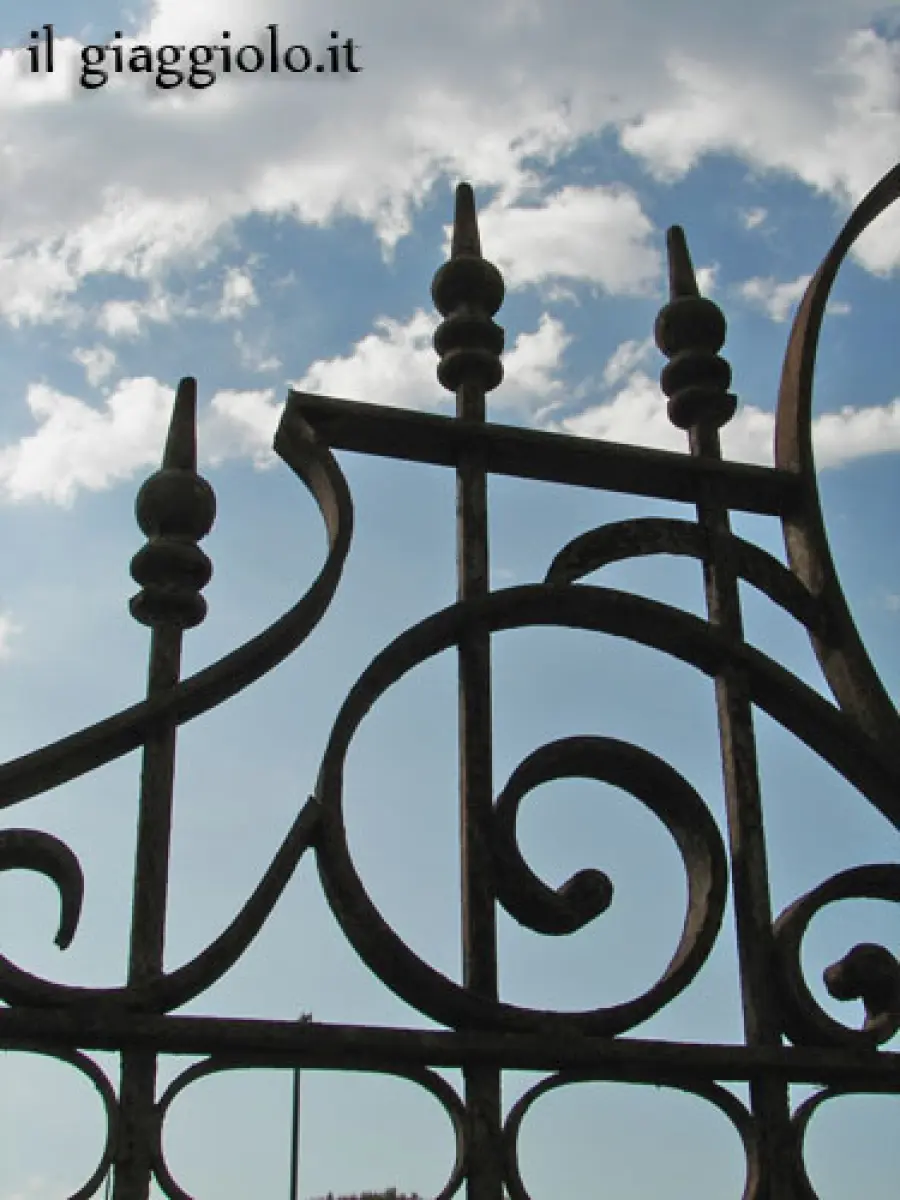Romantici cancelli in ferro, per proteggere il nido d’amore