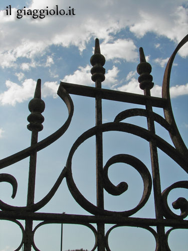 Romantici cancelli in ferro, per proteggere il nido d’amore